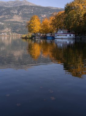 Yunanistan 'ın Epirus dağlarındaki Ioannina' daki Pamvotida Gölü kıyısındaki eğlence tekneleri