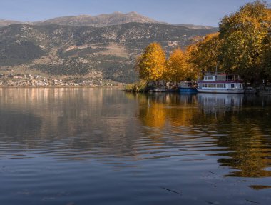 Yunanistan 'ın Epirus dağlarındaki Ioannina' daki Pamvotida Gölü kıyısındaki eğlence tekneleri