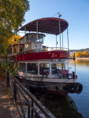 Ioannina, Epirus, Yunanistan. 1 Kasım 2025: Yunanistan 'ın Ioannina kentindeki Pamvotida Gölü' nde turistler için bir gezi teknesi
