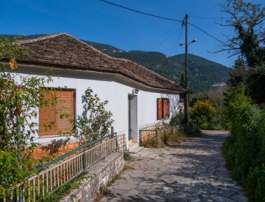 Yunanistan 'ın Ioannina kentindeki Pamvotida Gölü' nde düşük turizm sezonunda sakin bir köy hayatı