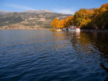 Yunanistan 'ın Epirus dağlarındaki Ioannina' daki Pamvotida Gölü kıyısındaki eğlence tekneleri