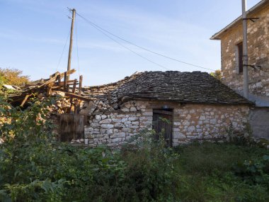 Yunanistan 'ın Ioannina kentindeki Pamvotida Gölü' nde yıkılmış eski bir ev.
