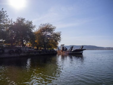 Yunanistan 'ın Ioannina kentindeki Pamvotida Gölü üzerindeki ada sakinleri için yerel feribot.