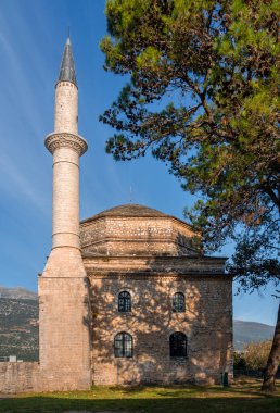 Yunanistan 'ın Ioannina kentindeki Ali Paşa' nın mezarı ve Fethiye Camii