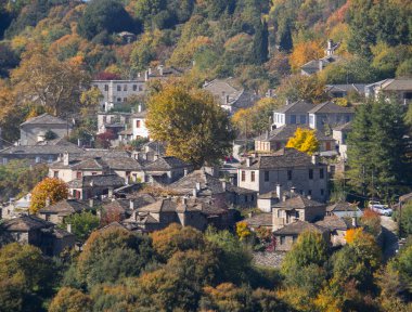 Yunanistan 'ın Epirus dağlarındaki sonbahar lemleri arasında Papingo köyünün manzarası