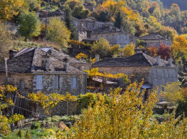 Yunanistan 'daki Epirus dağlarında sonbahar lemleri arasında Mikro Papingo ve Astraka Dağlarının manzarası