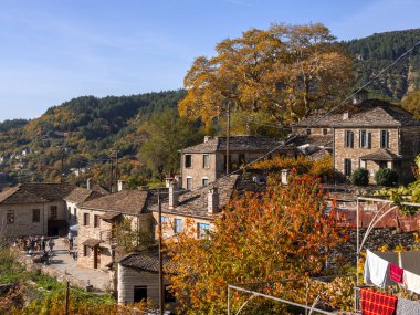 Yunanistan 'daki Epirus dağlarında sonbahar lemleri arasında Mikro Papingo ve Astraka Dağlarının manzarası