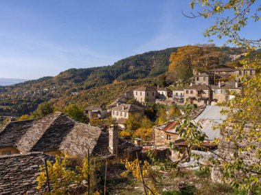 Yunanistan 'daki Epirus dağlarında sonbahar lemleri arasında Mikro Papingo ve Astraka Dağlarının manzarası