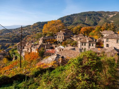 Yunanistan 'daki Epirus dağlarında sonbahar lemleri arasında Mikro Papingo ve Astraka Dağlarının manzarası