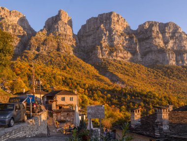 Yunanistan 'daki Epirus dağlarında sonbahar lemleri arasında Mikro Papingo ve Astraka Dağlarının manzarası
