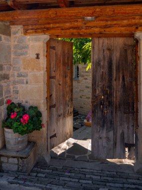 Yunanistan 'da bir dağ köyünde geleneksel bir evde klasik ahşap kapı