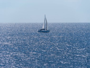 Yunanistan 'da Ege Denizi' nin güneşli parıltısında yat