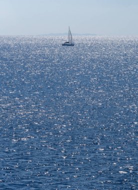 Yunanistan 'da Ege Denizi' nin güneşli parıltısında yat