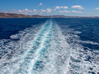 Mykonos, Yunanistan. 30 Eylül 2025: Yunanistan 'ın Ege Denizi' ndeki Mykonos Adası limanında yolcu feribotu ve yolcu gemileri