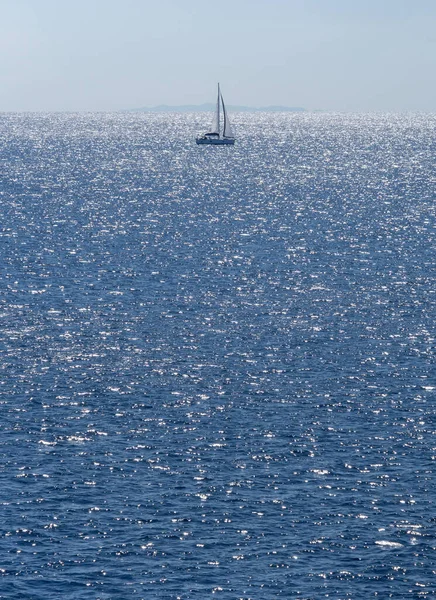 Yunanistan 'da Ege Denizi' nin güneşli parıltısında yat