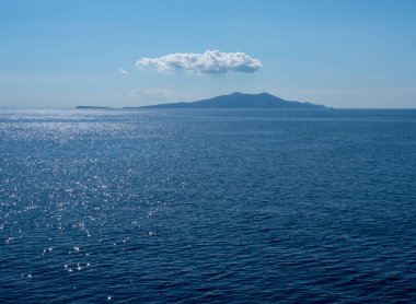 Yunanistan 'daki Ege Denizi' ndeki Giaros adasının üzerinde güzel, yalnız bir bulut.