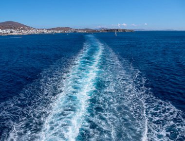 Yunanistan 'da Ege Denizi' ndeki Mykonos kıyısında güzel bir yat.