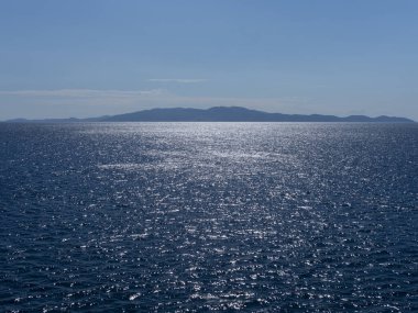 Yunanistan 'da Ege Denizi' ndeki güzel, yalnız bir Syros adası.