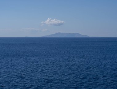 Yunanistan 'daki Ege Denizi' ndeki Giaros adasının üzerinde güzel, yalnız bir bulut.