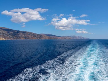 Yunanistan 'daki Tinos ve Andros adalarının arka planında Ege Denizi' ndeki feribot hattı