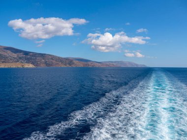 Yunanistan 'daki Tinos ve Andros adalarının arka planında Ege Denizi' ndeki feribot hattı