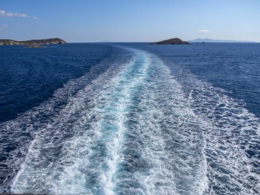 Yunanistan 'daki Tinos ve Andros adalarının arka planında Ege Denizi' ndeki feribot hattı