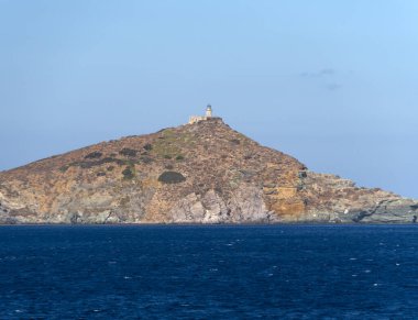 Yunanistan 'daki Ege Denizi' nden Euboea Adası yakınlarındaki Mandilou adasındaki deniz fenerinin manzarası