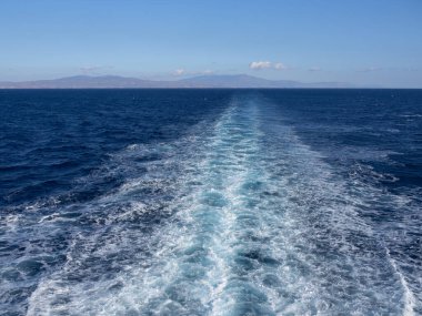 Yunanistan 'daki Tinos ve Andros adalarının arka planında Ege Denizi' ndeki feribot hattı