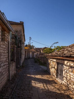 Yunanistan 'ın Epirus dağlarındaki Papigo kasabasının geleneksel taş evi.
