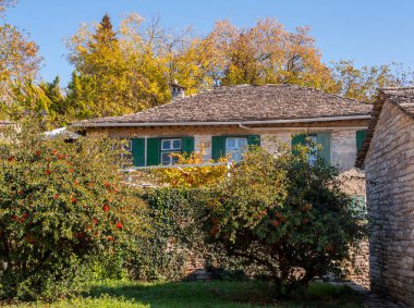 Yunanistan 'ın Epirus dağlarındaki Monodendri adlı turist köyünün sokakları