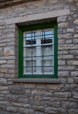 Yunanistan 'ın Monodendri köyünde kırsal perdeli bir pencere