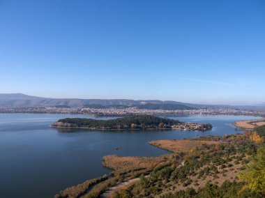 Pamvotida Gölü, Epirus, Yunanistan 'daki Ioannina şehir ve adasının manzarası