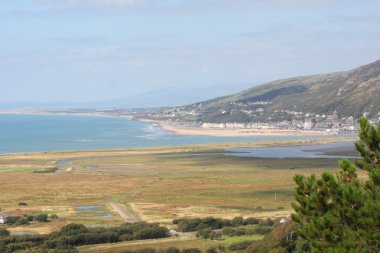 güneşli cardigan bay yukarıdaki tepelerden üzerinden bir görünüm