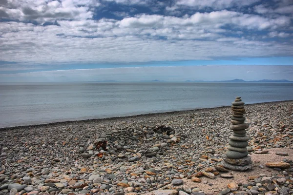 Kameny vyrovnávání nad každým věž na pláži — Stock fotografie