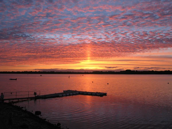 Magnifique coucher de soleil sur draycote lac d'eau — Photo