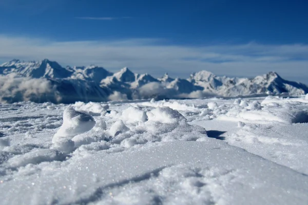 Picos de montanha cobertos de neve nos alpes — Fotografia de Stock