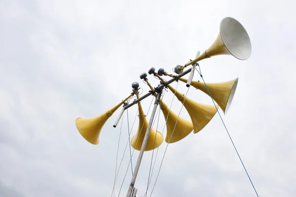 Grande sistema di altoparlanti giallo — Foto Stock