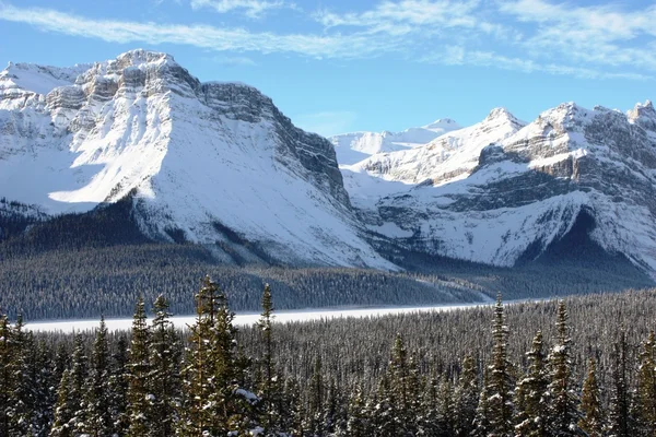 Kanadischer Berg vor einem zugefrorenen See — Stockfoto