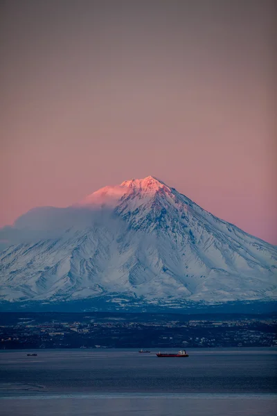 Volcano in the evening light — Stock Photo, Image