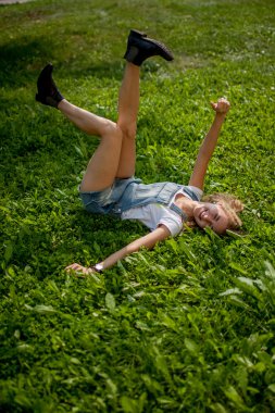 Kız sırt üstü yatıyor.