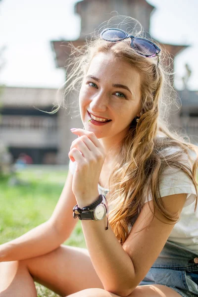 Girl on grass — Stock Photo, Image