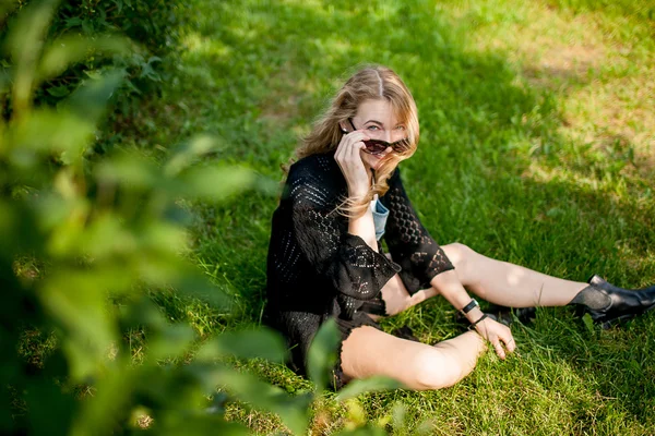 Fille en noir sur l'herbe — Photo