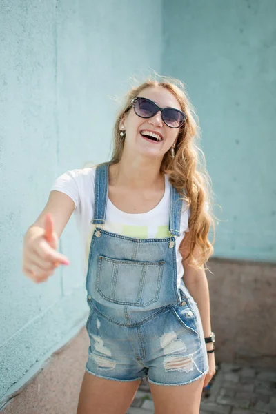 Mädchen in der Nähe der blauen Wand Stockbild