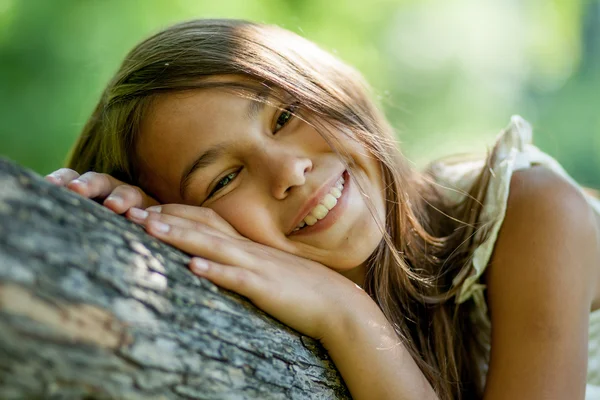 Meisje liggend op een boom — Stockfoto