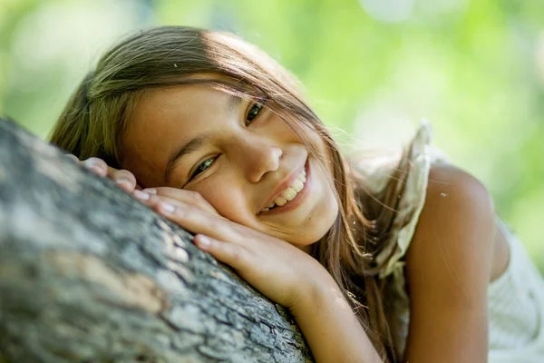 Девушка, лежащая на дереве — стоковое фото
