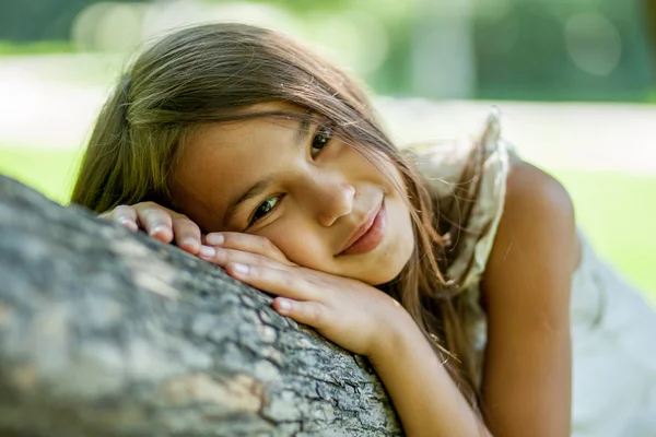 Girl lying on a tree — Stock Photo, Image