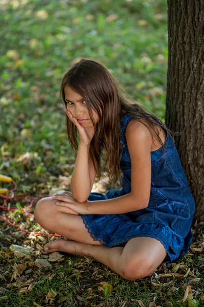 Menina perto de uma árvore — Fotografia de Stock