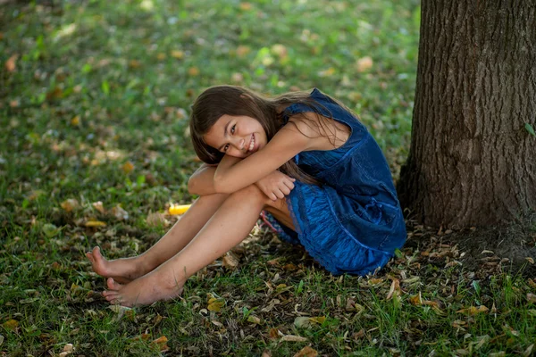 Niña cerca de un árbol Fotos de stock libres de derechos