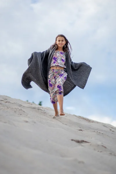 Menina em xadrez — Fotografia de Stock