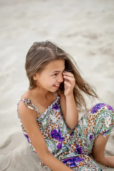 Menina na areia — Fotografia de Stock